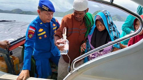Tim gabungan Polres Manggarai Barat mengevakuasi perempuan yang hendak melahirkan anak kembar di perairan Taman Nasional Komodo, Rabu (11/3/2026).(Dok. Humas Polres Manggarai Barat)