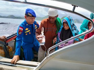 Polisi Evakuasi Ibu Melahirkan Bayi Kembar Saat Cuaca Buruk