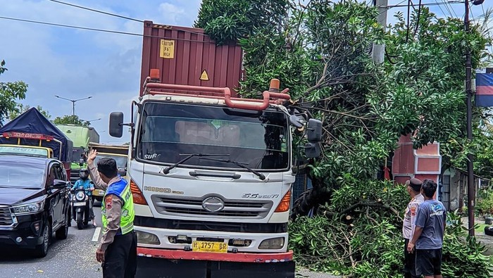 Evakuasi truk nyangkut pohon di Jalan Jogja-Solo, Kecamatan Prambanan.