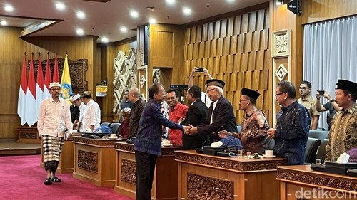 Ketua FKUB Bali Ida Penglingsir Agung Putra Sukahet di Kantor Gubernur Bali, Rabu (11/3/2026).