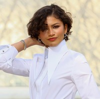 Zendaya mengandalkan tampilan klasik dengan gaya rambut curly French bob yang chic. Namun, fashion statement yang lebih nyata hadir lewat pilihan busananya yang menunjukkan status baru Zendaya sebagai pengantin baru. (Foto: Marc Piasecki/WireImage)