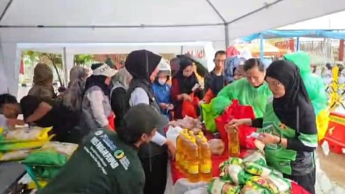 **Warga Bogor Antusias Sambut Gerakan Pangan Murah, Polres Bogor Gelar GPM di Stadion Pakansari**