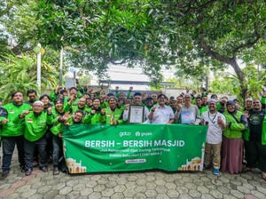 Pecahkan Rekor MURI! Ribuan Mitra Gojek Bersihkan Masjid Serentak