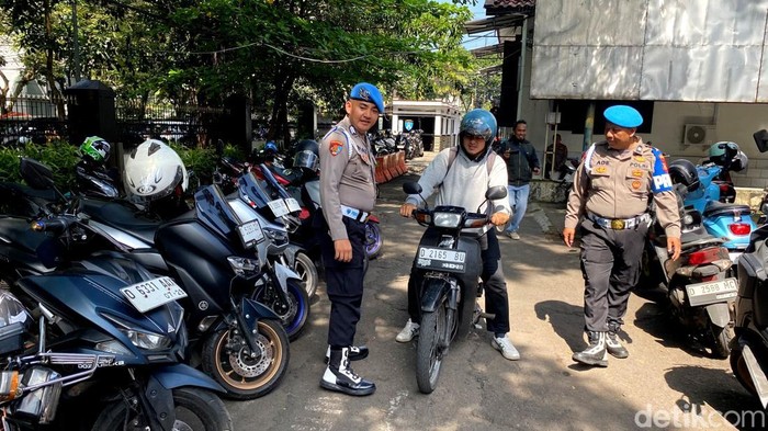 Halaman parkir Mapolrestabes Bandung bisa digunakan untuk tempat penitipan kendaran saat mudik.