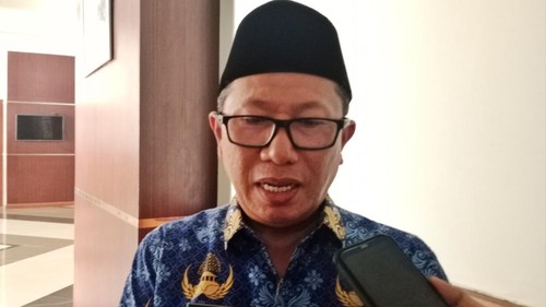 Hasni, Kepala BKAD Lombok Timur, ketika diwawancara terkait THR PPPK Paruh waktu, Rabu (11/3/2026). (Sanusi Ardi W/detikBali)