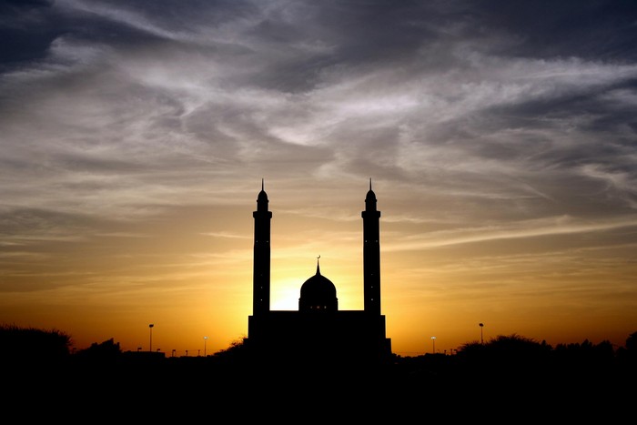 Siluet masjid sore hari.