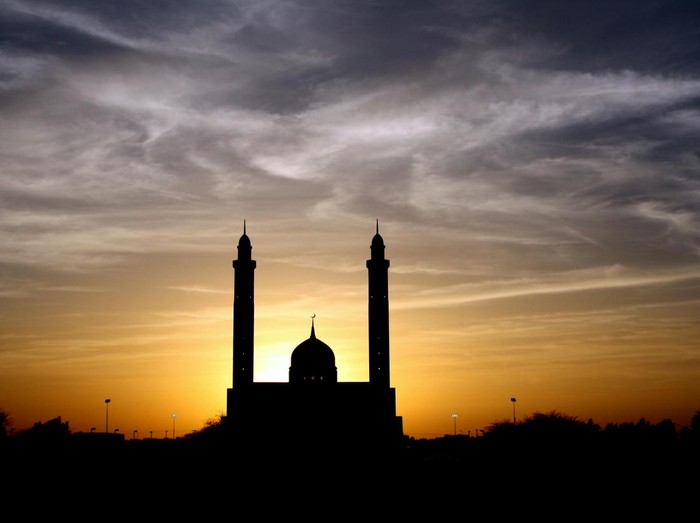 Siluet masjid sore hari.