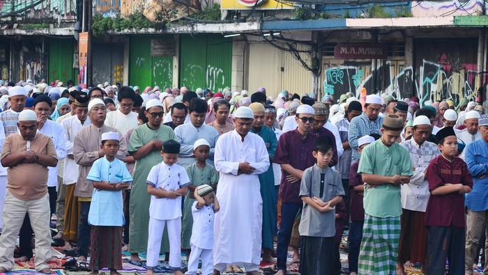Umat Islam pria sholat berjamaah. Ilustrasi sholat Idul Fitri.