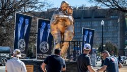 Instalasi Seni Trump-Epstein Muncul di National Mall Washington