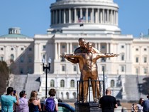 Kenapa Patung Trump-Epstein Pose Titanic Dipajang di National Mall Washington?