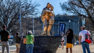 Instalasi tersebut dibuat oleh kolektif seniman anonim bernama Secret Handshake. Karya itu muncul di National Mall dan segera menarik perhatian masyarakat yang melintas di lokasi. REUTERS/Evelyn Hockstein