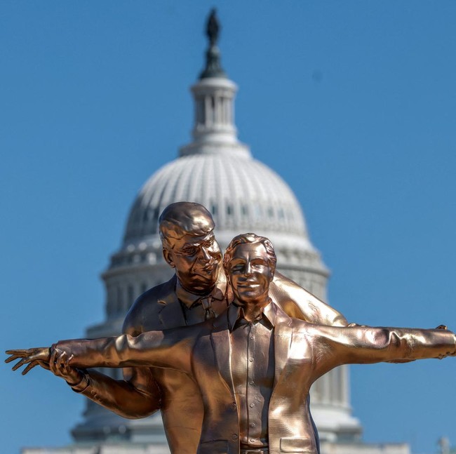 Penampakan Patung Titanic Trump-Epstein dari Berbagai Sisi