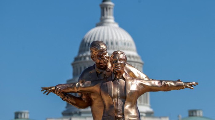 Instalasi seni “King of the World” yang menampilkan figur Donald Trump dan Jeffrey Epstein muncul di National Mall, Washington, dan menarik perhatian warga. REUTERS/Evelyn Hockstein