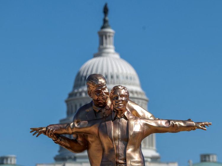 Penampakan Patung Titanic Trump-Epstein dari Berbagai Sisi