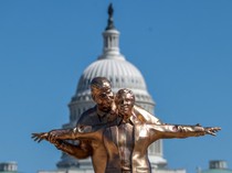 Penampakan Patung Titanic Trump-Epstein dari Berbagai Sisi