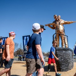 Instalasi Seni Trump-Epstein Muncul di National Mall Washington