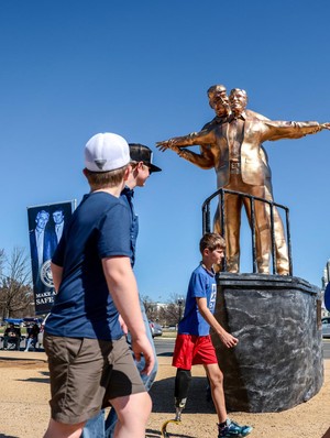 Instalasi Seni Trump-Epstein Muncul di National Mall Washington