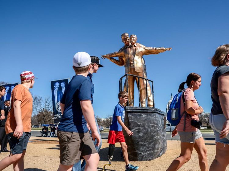 Instalasi Seni Trump-Epstein Muncul di National Mall Washington