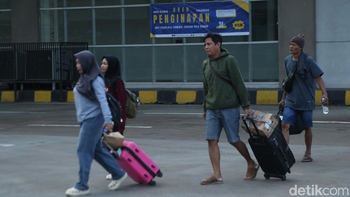 Terminal Pulo Gebang menyediakan penginapan murah bagi pemudik yang menunggu jadwal bus. Dengan tarif Rp15 ribu per malam, fasilitas ini jadi tempat istirahat sementara.