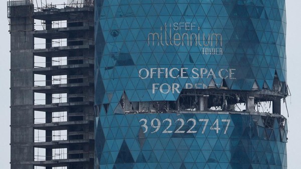 Gedung Kantor di Iran Nyaris Terbelah Usai Dihantam Rudal
