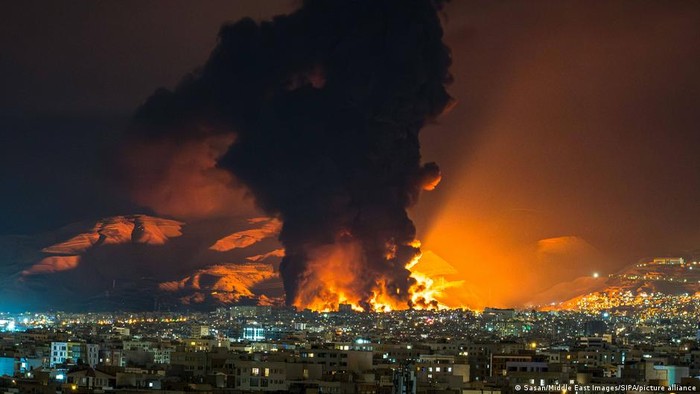 Warga Iran Terjebak di Antara Bom-Rezim, Takut Hujan Asam - Update 1