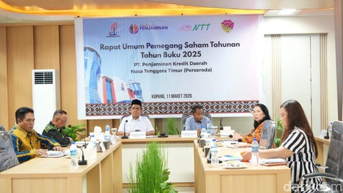 Suasana saat rapat berlangsung di Kantor Jamkrida NTT, yang dihadiri Gubernur NTT Emanuel Melkiades Laka Lena. Rabu (11/3/2026) malam.