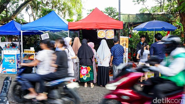 Sejumlah pedagang takjil berjejer di tepi jalan kawasan Taman Merdeka, Kota Depok. Para pedagang menawarkan beragam hidangan untuk berbuka puasa.