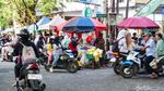Jelang Berbuka, Warga Padati Pedagang Takjil di Taman Merdeka Depok