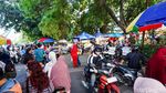 Jelang Berbuka, Warga Padati Pedagang Takjil di Taman Merdeka Depok