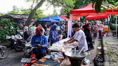 Jelang Berbuka, Warga Padati Pedagang Takjil di Taman Merdeka Depok