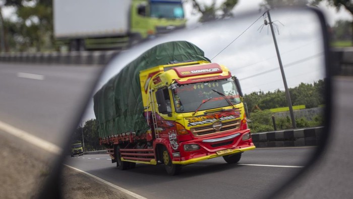 Truk melintas di jalur Pantura Lohbener, Indramayu, Jawa Barat, Rabu (11/3/2026). Korlantas Polri akan memberlakukan pembatasan operasional kendaraan angkutan barang sumbu tiga ke atas di jalur mudik baik di jalan tol maupun bukan tol mulai 13 - 29 Maret 2026 untuk mengantisipasi kepadatan arus mudik dan balik Lebaran dengan pengecualian bagi truk pengangkut BBM dan kebutuhan pokok atau sembako. ANTARA FOTO/Dedi Suwidiantoro/agr