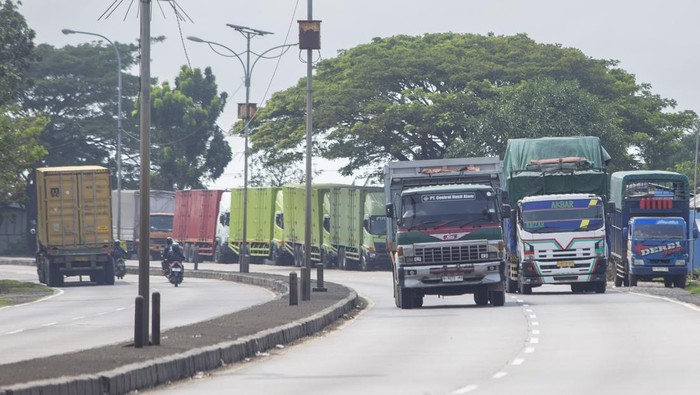 Truk melintas di jalur Pantura Lohbener, Indramayu, Jawa Barat, Rabu (11/3/2026). Korlantas Polri akan memberlakukan pembatasan operasional kendaraan angkutan barang sumbu tiga ke atas di jalur mudik baik di jalan tol maupun bukan tol mulai 13 - 29 M