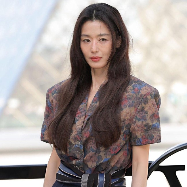 Goddess Beauty, Jun Ji Hyun Tebar Pesona Anggun di Paris Fashion Week 2026