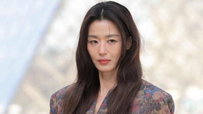 Goddess Beauty, Jun Ji Hyun Tebar Pesona Anggun di Paris Fashion Week 2026