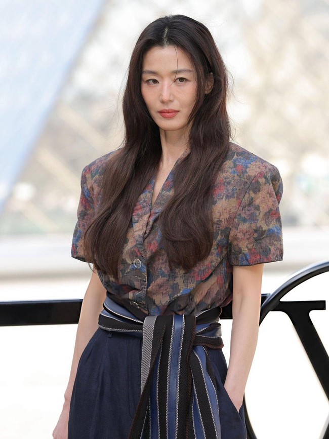 Goddess Beauty, Jun Ji Hyun Tebar Pesona Anggun di Paris Fashion Week 2026