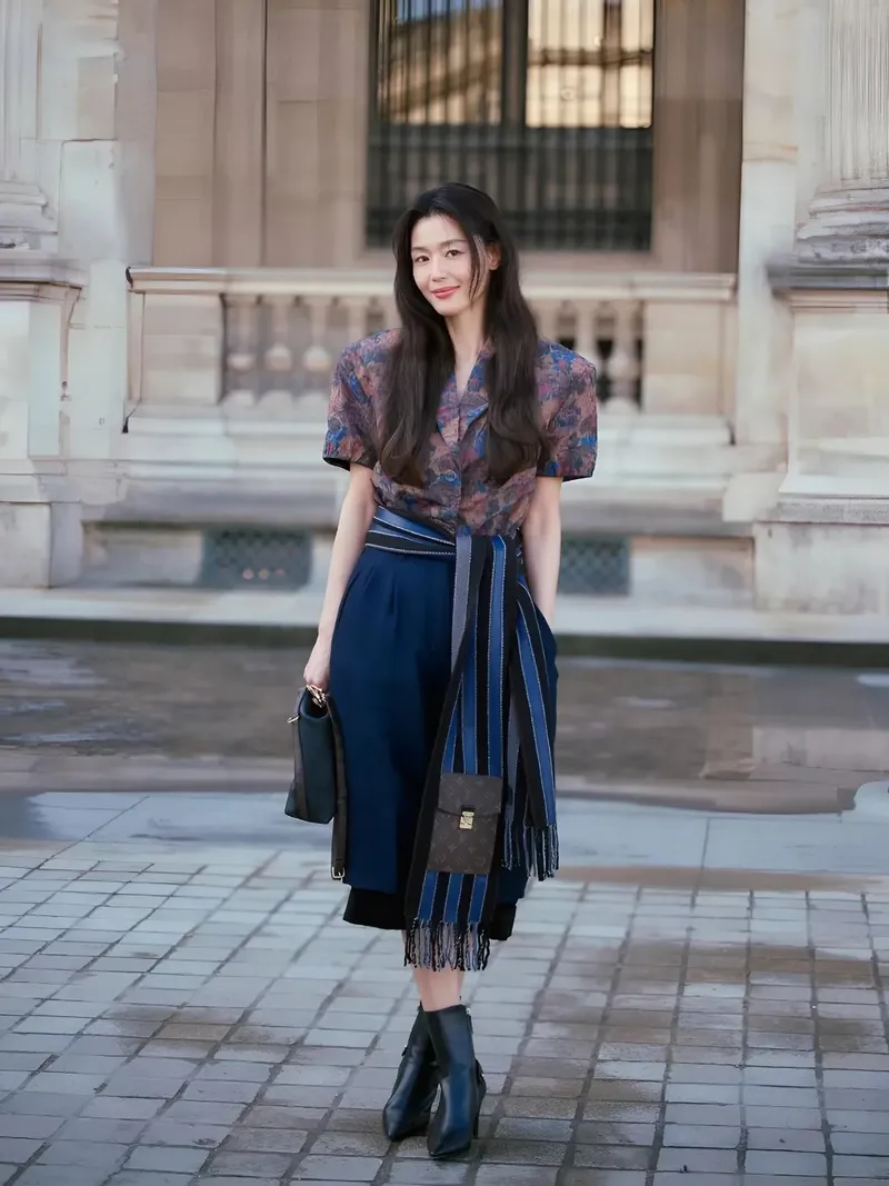 Penampilan Jun Ji Hyun di peragaan busana Louis Vuitton selama Paris Fashion Week 2026.