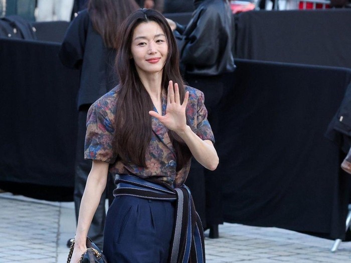 Penampilan Jun Ji Hyun di peragaan busana Louis Vuitton selama Paris Fashion Week 2026.