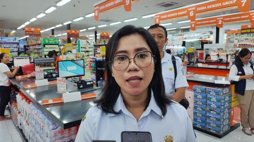 Kabid Perlindungan Konsumen dan Tertib Niaga Disperindag Bali, Ida Ayu Putriani, saat ditemui di toko swalayan Tiara Dewata, Denpasar, Rabu (11/3/2026). (Ahmad Firizqi Irwan/detikBali)