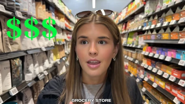 Kai Trump, cucu Presiden Donald Trump menjadi sorotan setelah mengajak petugas Secret Service atau pengawal presiden Amerika Serikat mendatangi supermarket mewah Erewhon di Los Angeles. Foto: Dok. YouTube Kai Trump