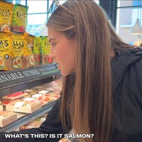 Kai mengunggah momen dirinya belanja di Erewhon ke kanal YouTube miliknya. Putri Donald Trump Jr. dan mantan istrinya, Vanessa Trump itu dengan bangganya membuat konten tentang belanja ditemani pengawal Presiden AS dalam unggahan YouTube berjudul I Brought My Secret Service to Erewhon. Foto: Dok. YouTube Kai Trump