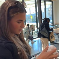 Seperti dikutip dari LA News, Erewhon disebut Kai Trump sebagai toko bahan makanan termahal. Erewhon dikenal produk-produk makanan organik berharga fantastis. Misalnya di toko tersebut satu buah stroberi dijual seharga US$ 19 atau smoothie Hailey Bieber seharga US$ 21. Foto: Dok. YouTube Kai Trump