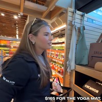 Aksi Kai pamer ke supermarket ditemani pengawal presiden ini pun menuai kritik netizen. Beberapa warganet membandingkannya dengan kisah Marie Antoinette, dan menyebut konten tersebut tidak peka di tengah naiknya harga bahan makanan serta bensin di Amerika Serikat, juga situasi perang dengan Iran. Foto: Dok. YouTube Kai Trump
