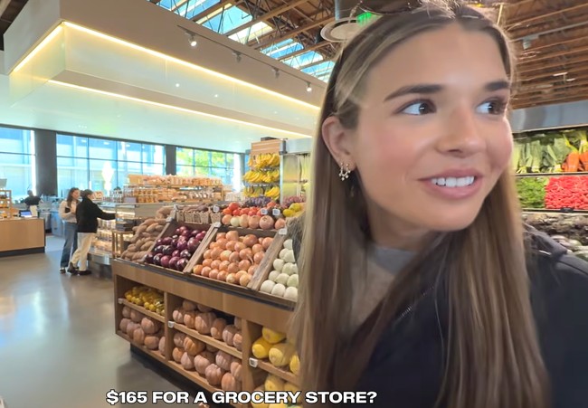 Dalam video unggahannya, Kai Trump juga sempat mengeluhkan bahwa semua produk yang dijual di supermarket Erewhon sangat mahal. “Aku sepertinya harus mengajukan kebangkrutan,” ucap Kai Trump dalam video YouTube miliknya. Foto: Dok. YouTube Kai Trump