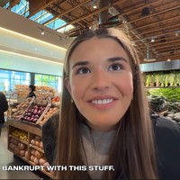 Setelah belanja, Kai melakukan unboxing belanjaannya yang membuat netizen makin mengecamnya. Sebab dia membeli berbagai barang yang sangat mahal, misalnya saja air putih seharga US$14 atau sekitar Rp 236 ribu dan jus seharga US$ 10 atau sekitar Rp 169 ribu. Kai menghabiskan total US$ 233 atau sekitar Rp 3,9 juta untuk belanja di supermarket mewah tersebut. Foto: Dok. YouTube Kai Trump