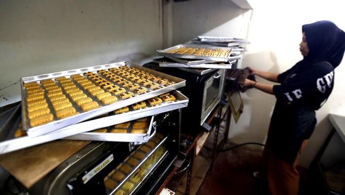 Pekerja mencatat pesanan kue kering di Kambungu Lo Kukisi (kampung kue) Kabupaten Bone Bolango, Gorontalo, Rabu (11/3/2026). Pesanan kue yang memiliiki 35 UMKM kue kering tersebut melonjak drastis dari 200 stoples perbulan menjadi 3.000 stoples saat bulan Ramadhan 1447 Hijriah dan harga yang ditawarkan juga bervariasi mulai dari Rp50 ribu hingga Rp350 ribu. ANTARA FOTO/Adiwinata Solihin /agr