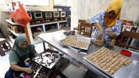 Pesanan kue kering meningkat dari ratusan menjadi ribuan stoples selama Ramadan dengan harga bervariasi sesuai jenis dan ukuran kemasan mulai dari Rp50 ribu hingga Rp350 ribu. Foto: ANTARAFOTO/Adiwinata Solihin