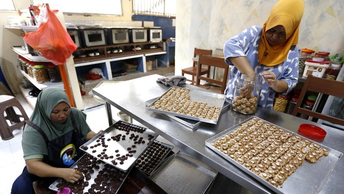 Pekerja mencatat pesanan kue kering di Kambungu Lo Kukisi (kampung kue) Kabupaten Bone Bolango, Gorontalo, Rabu (11/3/2026). Pesanan kue yang memiliiki 35 UMKM kue kering tersebut melonjak drastis dari 200 stoples perbulan menjadi 3.000 stoples saat bulan Ramadhan 1447 Hijriah dan harga yang ditawarkan juga bervariasi mulai dari Rp50 ribu hingga Rp350 ribu. ANTARA FOTO/Adiwinata Solihin /agr