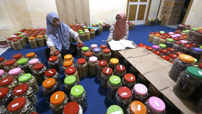 Pekerja mencatat pesanan kue kering di Kambungu Lo Kukisi (kampung kue) Kabupaten Bone Bolango, Gorontalo, Rabu (11/3/2026). Pesanan kue yang memiliiki 35 UMKM kue kering tersebut melonjak drastis dari 200 stoples perbulan menjadi 3.000 stoples saat bulan Ramadhan 1447 Hijriah dan harga yang ditawarkan juga bervariasi mulai dari Rp50 ribu hingga Rp350 ribu. ANTARA FOTO/Adiwinata Solihin /agr