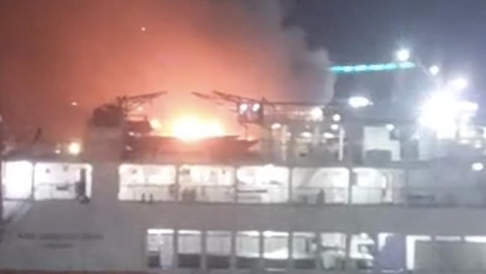 Kapal Motor Penumpang (KMP) Portlink VII terbakar di Pelabuhan Ketapang Banyuwangi