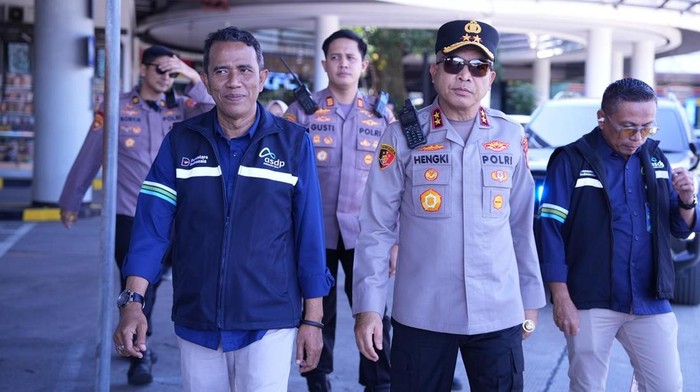Kapolda Banten Irjen Hengki mengecek pembangunan Pos Penyekatan di Cilegon Timur. (Dok. Istimewa)
